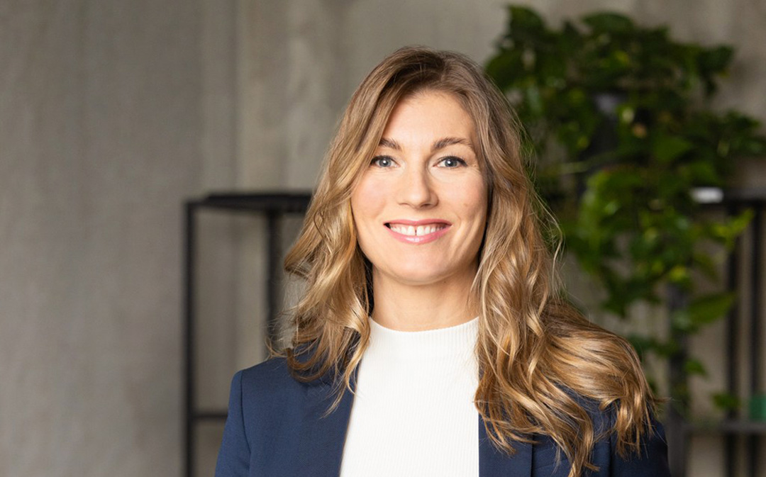 Taina Linnakylä puhumassa Kiinteistömessuilla